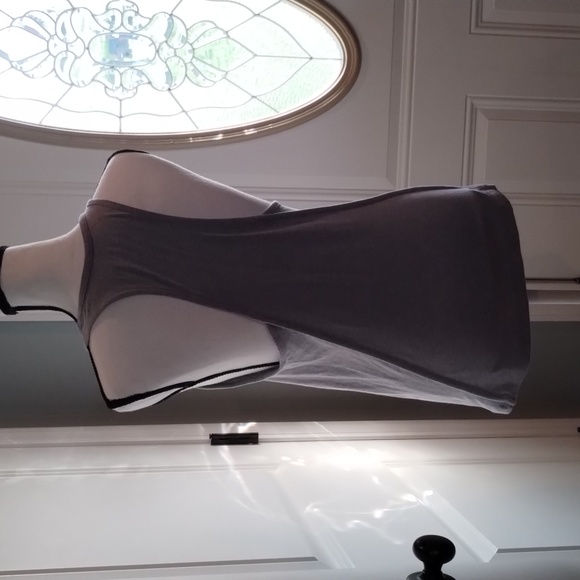 Under Armour Sleeveless Shirt - Picture 5 of 6